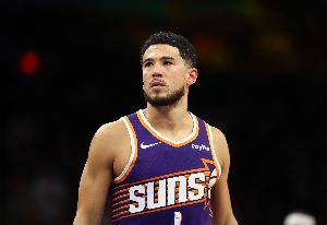 火力凶猛!布克31中14轰赛季新高43分外加7板5助 罚球11中11 配图