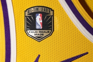 历史进球王！詹姆斯今日球衣将附带特制补丁 纪念其历史进球纪录 配图