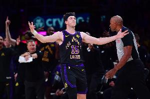 里夫斯今日0罚球砍下30+5+5 队史第二人 比肩贾巴尔 配图