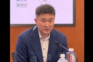 杜锋：这场比赛打得很困难 希望接下来的比赛慢慢去找到状态 配图