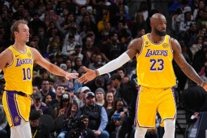 詹姆斯：每场比赛都很重要 你可以为季后赛打造习惯和化学反应 配图