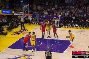 50+到手下场！东契奇突破造犯规两罚全中 得到湖人生涯新高的51分 配图