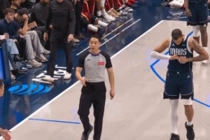 草台班子！独行侠运球过半场后裁判才想起球权归骑士 本场第2次 配图