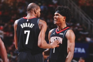 40分钟组合！火箭官方发布赢球海报：杜兰特和阿门成为封面人物 配图