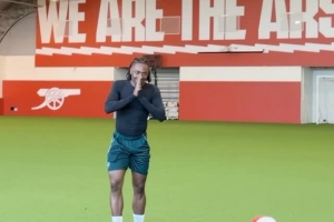 惊讶+激动！埃泽在阿森纳训练场与罗马里奥见面 配图