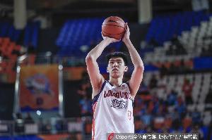 媒体人：徐昕最后关头对阵麦基和周琦双塔 这种机会可不常有 配图