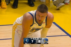 高炮台！波尔津吉斯弧顶接球 超远三分洞穿篮心 配图