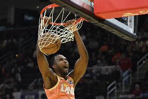 担任主攻手!莫布里半场12中10超高效砍下23分4板 首节独得16分 配图