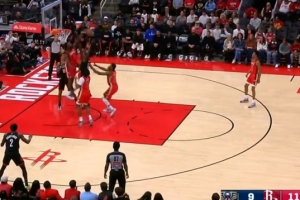 你俩有仇啊！锡安篮下暴起左手残暴大帽伊森 球击地弹到外线 配图