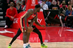 白热化！锡安直杀篮下 起飞力压防守单臂暴扣扳平比分 配图