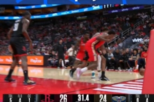 很坚决！卡佩拉按帽米西后给鹈鹕球 火箭挑战成功拿回球权 配图