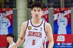 外线开火！程帅澎半场三分6投3中 得到11分1篮板2助攻 配图