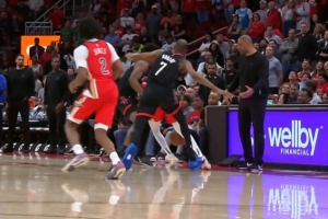 给机会！德章泰·穆雷踩线失误 白白将球权送给火箭 配图