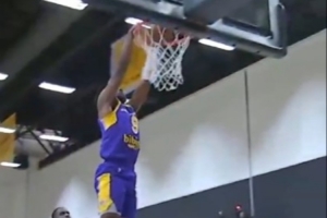 抢断队友？布朗尼接蒂耶罗传球 三分线外运一次滑翔飞扣 配图