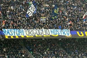 声援巴斯托尼!国米球迷拉横幅:巴斯托尼,我们的骄傲 配图