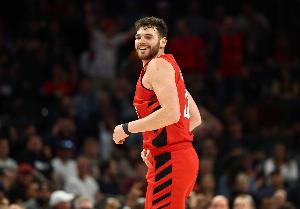 内线无敌!克林根12中7砍下 21分15板3助2断7帽 正负值+20最高 配图