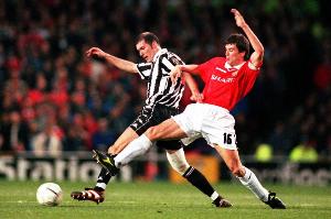 李·夏普：基恩为了3分能铲倒自己的奶奶 罗布森在场上掌控一切 配图