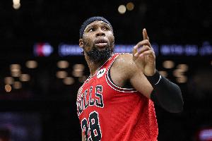 合力追分！亚布塞莱&特雷·琼斯半场合计12中10 合砍23分 配图