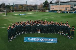 科巴姆的传承！26岁詹姆斯与青训大队击掌合照，展现“大哥”风范 配图