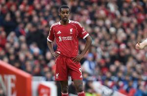 斯洛特:说过150次伊萨克缺席影响很大,他是我们最重要的引援 配图