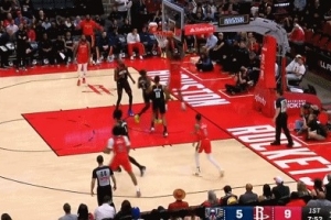 冲劲十足！锡安持球强攻 连续冲击内线得手带队追赶 配图