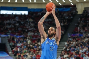 解说：麦基有策应&传球有想法&身体素质依旧在线 磨合好是大杀器 配图