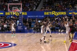 差之毫厘！坎宁安包夹下单臂随手一扔压哨三分命中 但回放先超时 配图