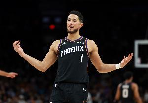 火力靠谱!布克半场12中6拿到17分3板 三分3中2 配图