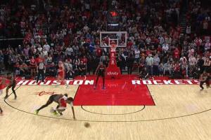 这是什么？锡安边线球直接发给空气失误 琼斯拼命救球但摔倒了 配图