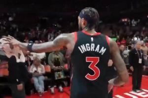 有点尴尬!莺歌将毛巾扔给女说唱歌手 后者直接一把甩回 配图