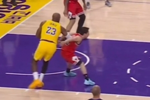 G联盟官方：看看1米7的河村是如何防守2米06高/113公斤重的詹姆斯 配图