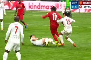 铁人25分钟已3人染黄！严鼎皓铲球犯规，马宁果断出示黄牌 配图