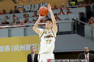 高效表现！张镇麟替补出战半场三分球2中2砍下8分！ 配图