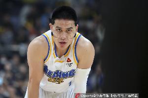 穿针引线！陈盈骏战旧主半场10中4拿到9分7助 仅1次失误 配图