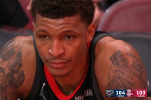 续命！小贾巴里·史密斯三分命中 火箭迫近到1分 配图