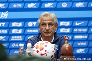 中超第二轮赛前新闻发布会，云南玉昆主教练乔迪携队员布尔克出席 配图