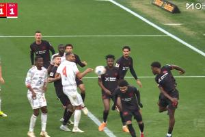 拜仁前场任意球机会,塔门前将球挡进球门,但因手球在先被吹无效 配图