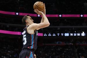 就丢了一个球!邓罗半场7中6&三分3中2砍下14分2板2助 配图