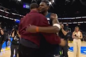 跟大哥打个招呼！爱德华兹赛后找到库里拥抱致意 配图