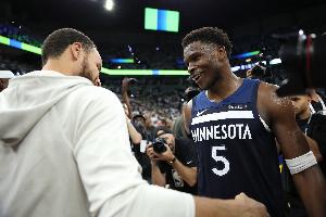 爱德华兹：库里是我兄弟&我爱他的一切 他是最伟大控卫 不太懂rap 配图