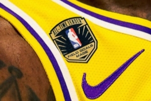 历史进球王！詹姆斯晒球衣特制补丁：祝贺你啊大兄弟 配图