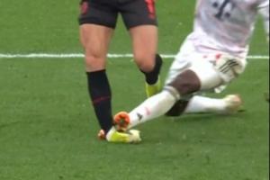 太狠了!杰克逊蹬踏对手脚踝致大幅度变形,裁判回看将其直红罚下 配图