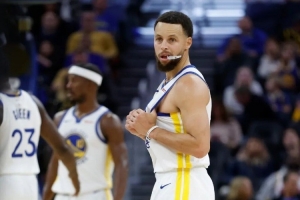 库里，38岁，“玩篮球” 配图