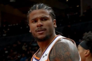 摧枯拉朽！杰伦·格林中路突击 起飞滑翔单臂战斧炸筐 配图