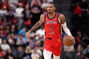 致命踩线自杀！德章泰·穆雷18中14空砍35分7板4助1断 三分5中4 配图