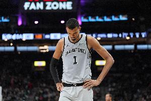 场均24.2分11.1板！明天马刺迎战黄蜂 文班因右脚踝酸痛出战成疑 配图