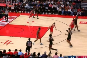 射程无限！谢泼德弧顶加长三分迎着防守命中打停鹈鹕 配图