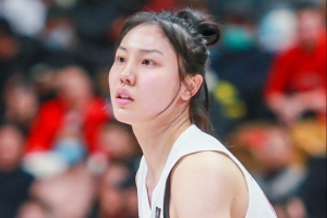 被提上首发但出战时间不长!张茹首发8分钟 4中1拿2分3板2助1断 配图