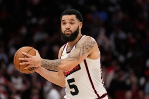 赛迪斯·杨:火箭目前的控卫不是球场指挥官 他们需要范弗里特 配图