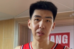 徐昕：面对周琦&麦基压力很大 琦哥留着劲下半场打我 给自己打6分 配图